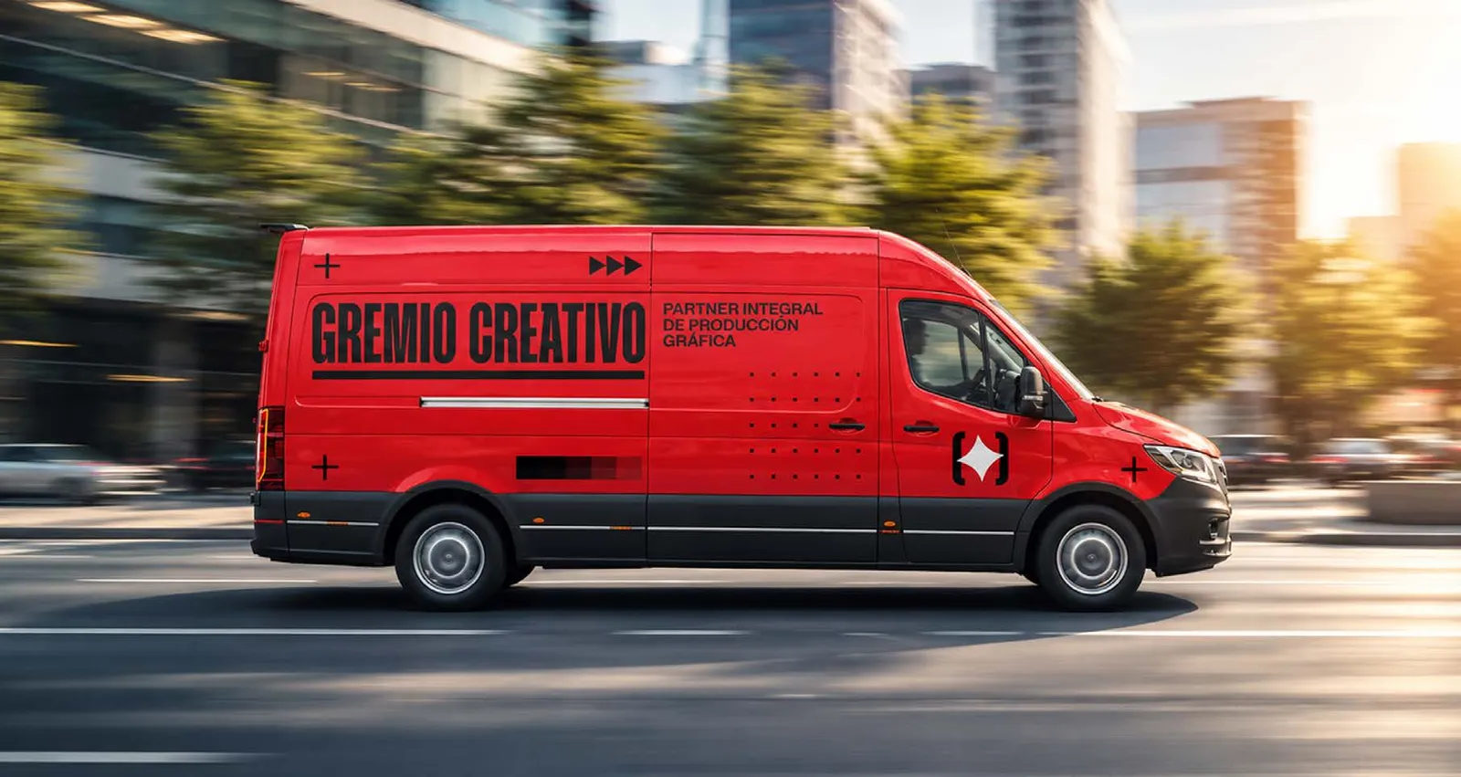 Furgoneta rotulada con la imagen de Gremio Creativo